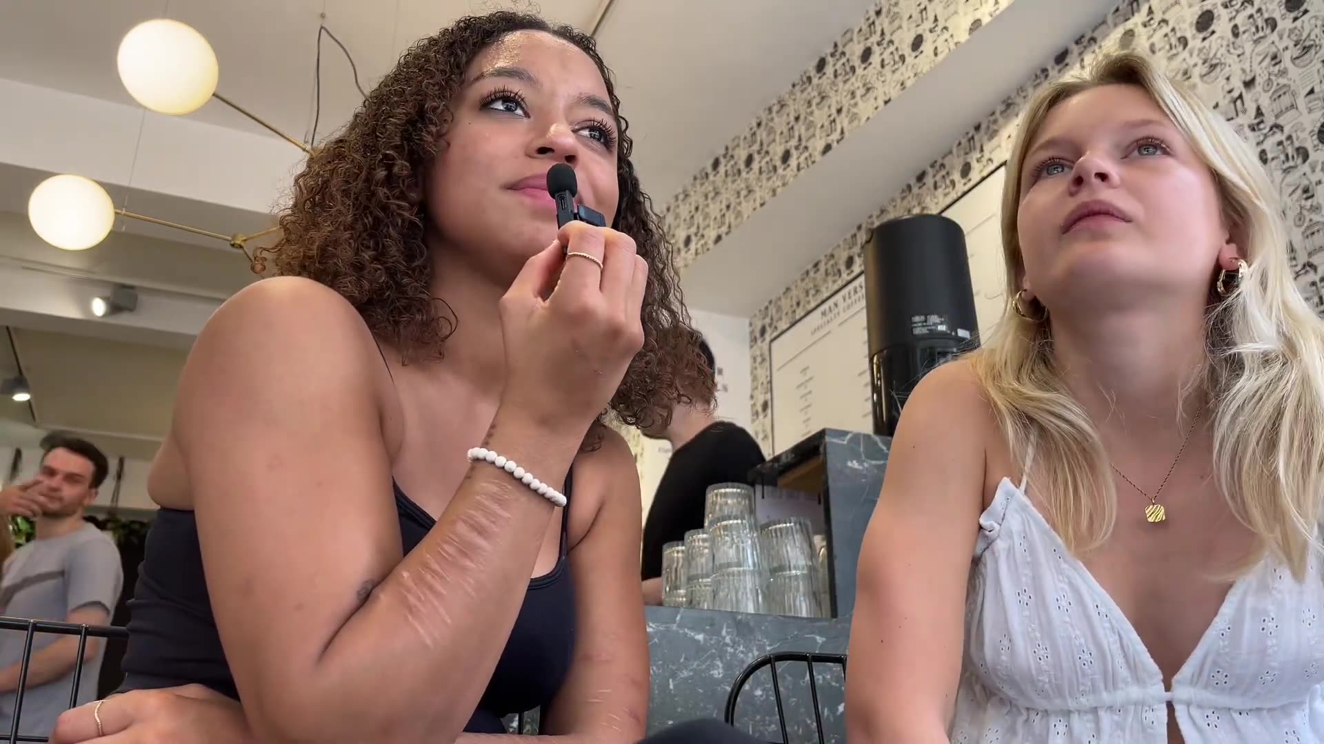 Meine frau und ihre freundin gehen draussen