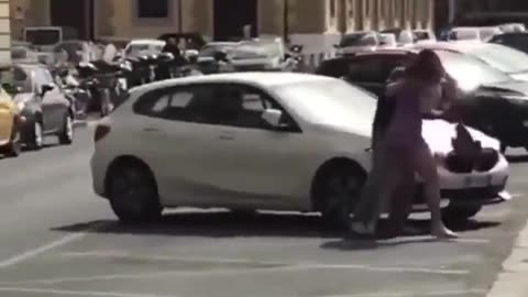 🚨🇮🇹 Italian woman beats up North African migrant who tried to steal her bag.