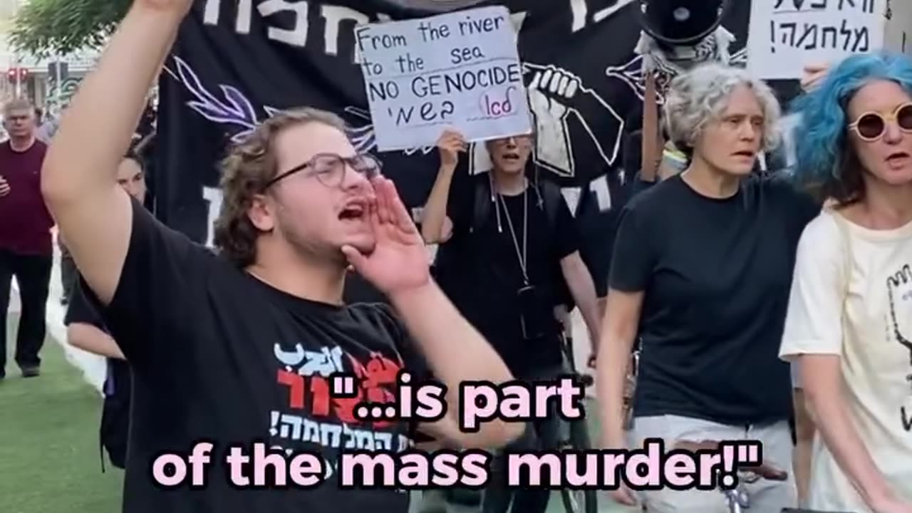 Young refuseniks burn their IOF draft papers in the middle of Tel Aviv.