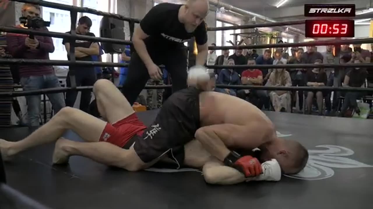 Dead grip from the MMA FIGHTER!
