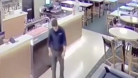 🧠✨ Restaurant Worker Uses Boxing to Subdue Violent Customer | FeedMyCuriosity