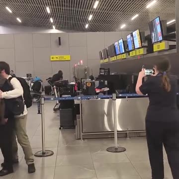 Tecnico areoportuale sistema gli apparecchi elettronici