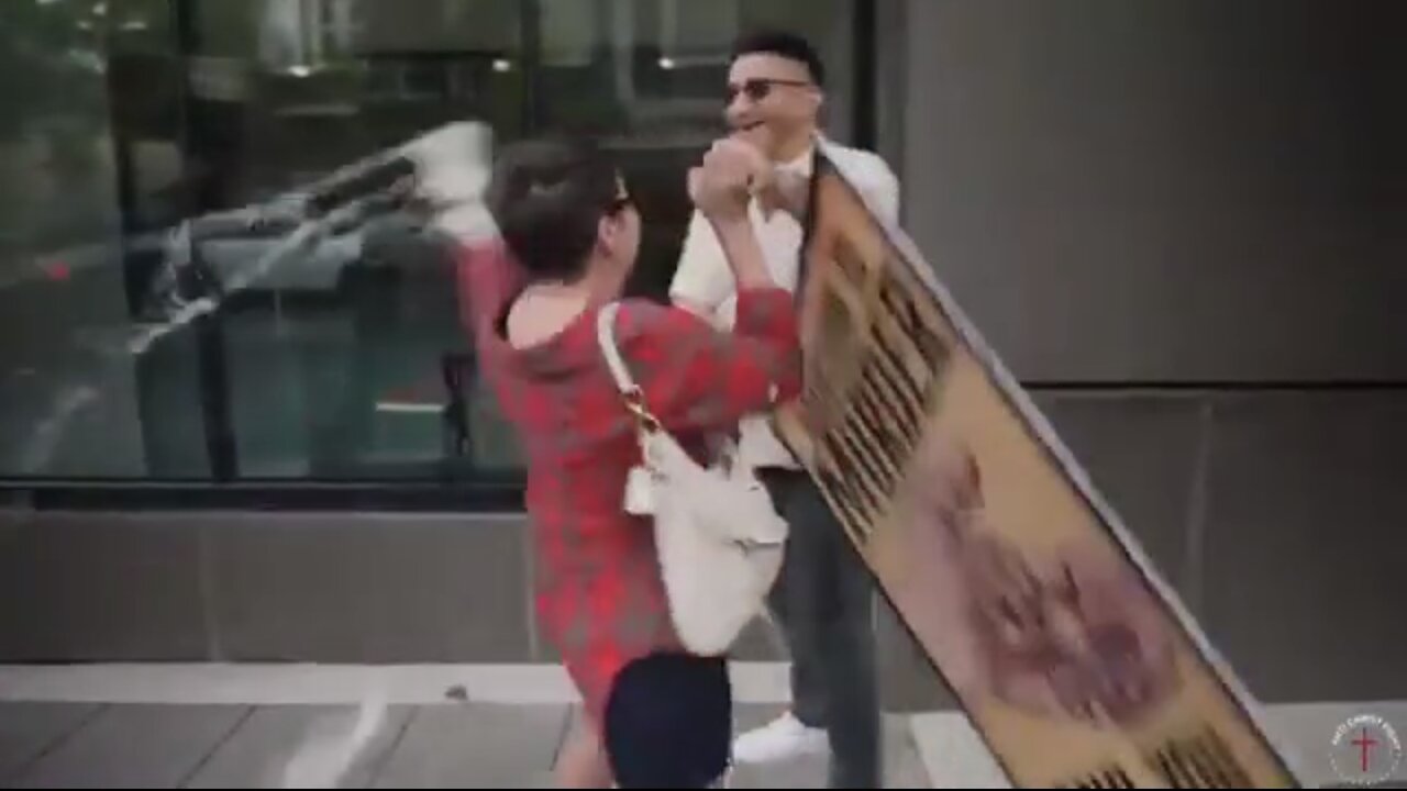 AGGRESSIVE WOMAN🏪🧟📸ATTACKS PRO-LIFE SUPPORTER🏪🤼‍♂️💫
