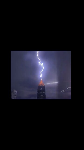 ⚡#lightning strike of #BoAPlaza #Atlanta #TOWER captured around midnight by #GeorgiaTech #student #GEORGIA 😲 #THUNDER #STORM⚡️