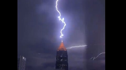 ⚡#lightning strike of #BoAPlaza #Atlanta #TOWER captured around midnight by #GeorgiaTech #student #GEORGIA 😲 #THUNDER #STORM⚡️