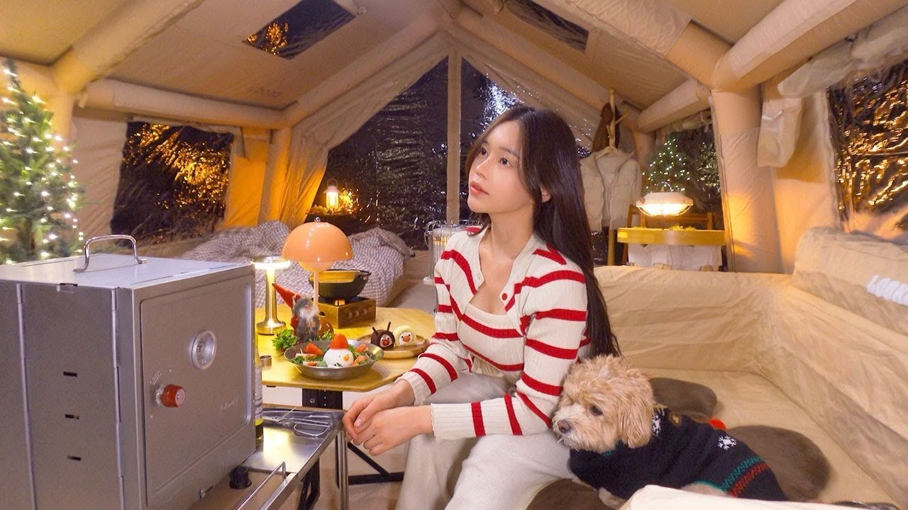 🥶A large tent to stay in for months with your dog in front of a frozen valley