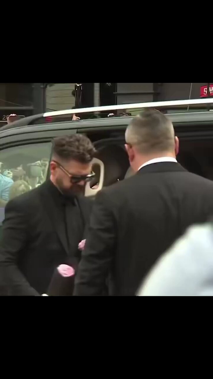Emotional Farewell: Sharon Osbournes Heartbreaking Moment at Ozzys Funeral Procession