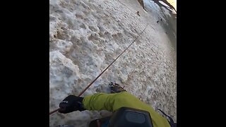 Dos escaladores caen por una ladera durante un ascenso en Perú