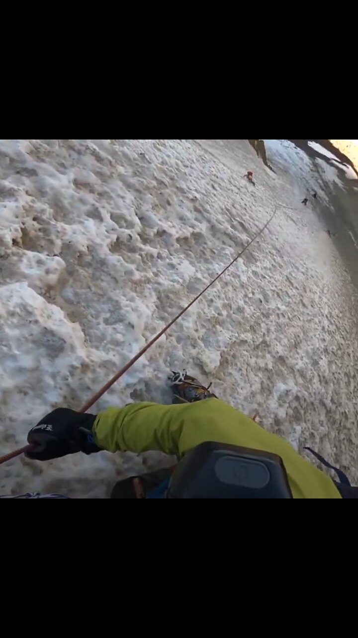 Dos escaladores caen por una ladera durante un ascenso en Perú