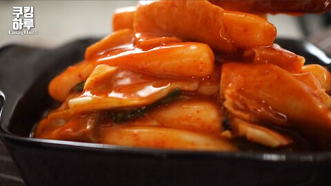 Cooking Korean Stir-Fried Spicy Rice Cake (Tteokbokki) ; Korean food; Cooking ASMR