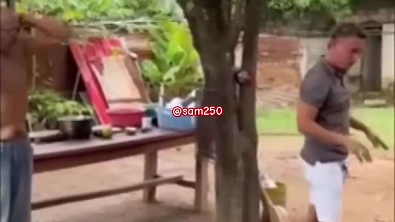 مضحك : مواقف غبيه ومضحكة للبشر #funny #ضحك #السعودية #comedy #جديد #اكسبلور #مواقف_ضحك #مواقف_محرجة