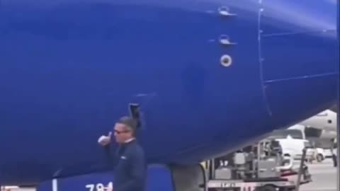 When the Pilot Says “Special Delivery”! 🎁🛫#PilotLife ✈️#AirportHumor😂#AviationVibes🛫#CaughtOnCamera🎥