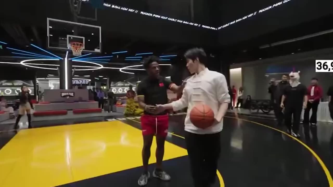 Ishowspeed 1 vs 1 in basketball in China 😱😱