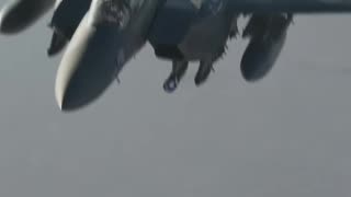 Incredible Footage of US F15 Mid-Air Refueling