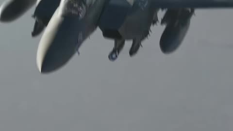 Incredible Footage of US F15 Mid-Air Refueling