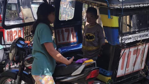 Nagtambay sa motor si Isaiah ug lola Janet