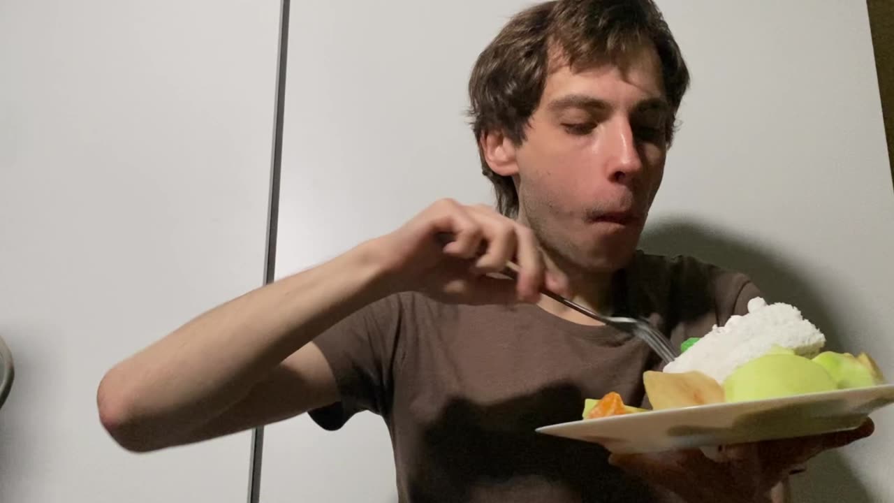 Первый приём пищи в новом году: фрукты + торт