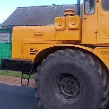 Kirovets in Kholopenichi