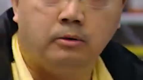 Eccentric passenger stirs up chaos during baggage check 😅