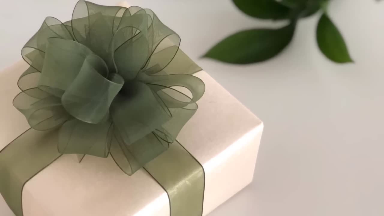 How to Make a Stunning Pompon Bow with Ribbon – Gift Wrapping Tutorial