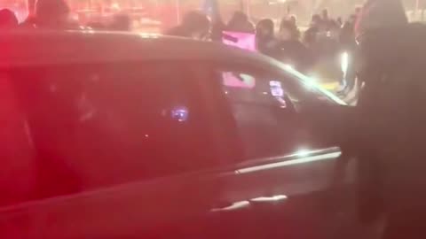 MOMENTS AGO: Agent draws pistol, points it at the front of the car as anti-ICE agitators