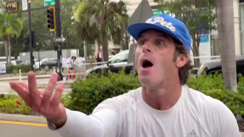 Left-wing agitator gets out of his car in front of the SAS and is arrested after attacking someone