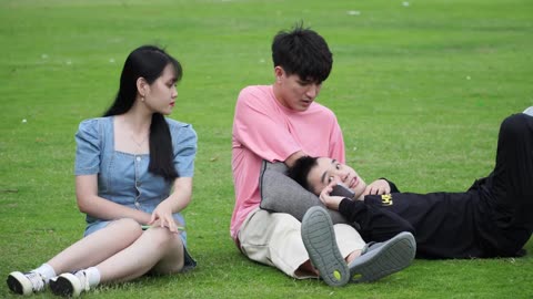 Sleeping on laps girls prank and the strange ending for the daring young man chán sống
