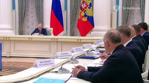 Владимир Путин проводит совещание по вопросам социально-