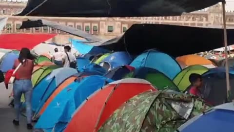 Decenas de personas acampan en el Zócalo de la Ciudad de México