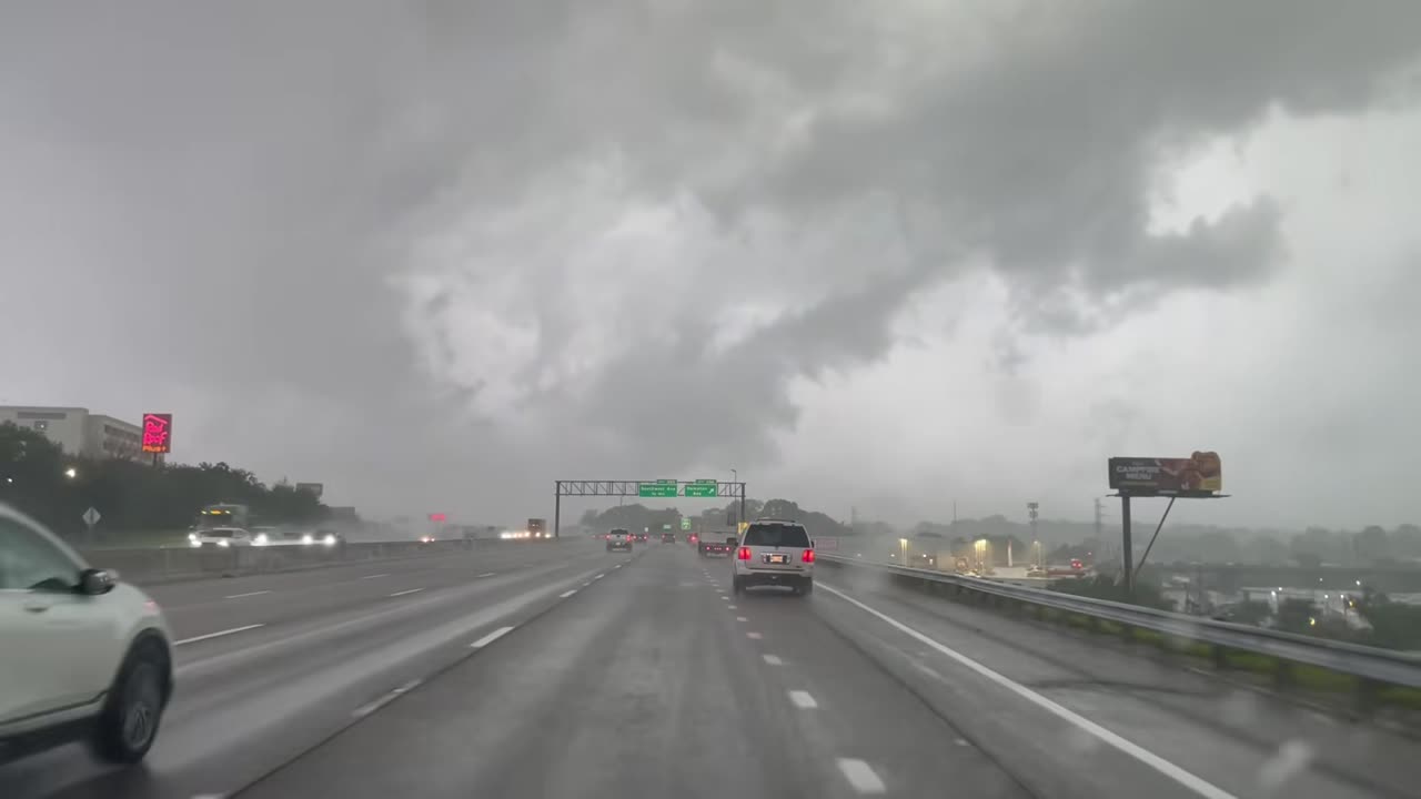 MASSIVE tornado sweeps through St Louis.