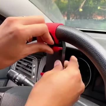 Meet the Universal Steering Wheel Phone Holder – your new must-have from GearSpare