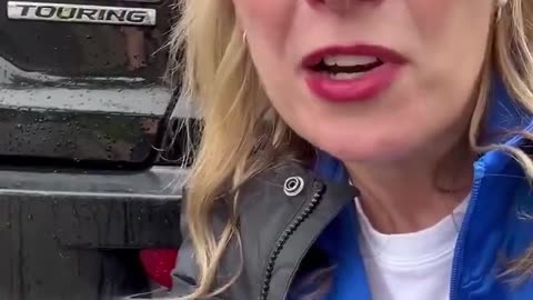 White women saviors attempting to "waste ICE's time"