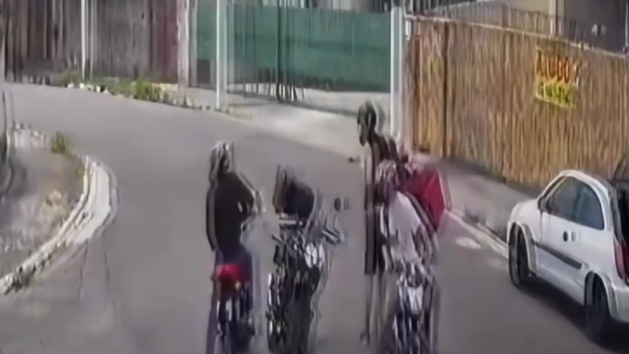 Robbers end up meeting a retired cop.