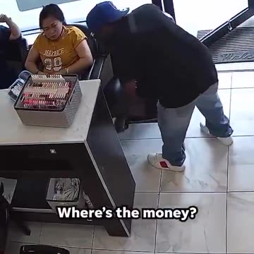 Man robs store, no one gives him a thing. Failed!