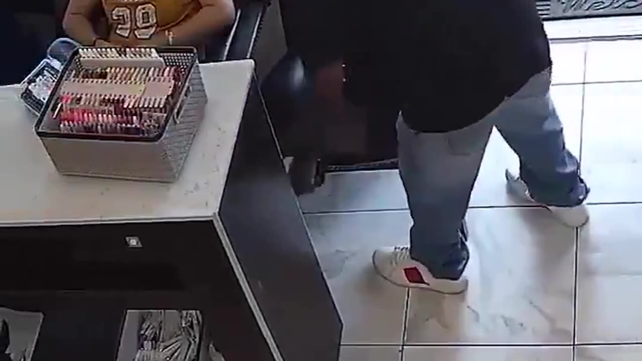 Man robs store, no one gives him a thing. Failed!