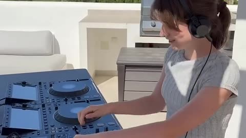 What the f*** DJs actually do? 😂