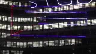 Iluminan la sede de la Comisión Europea en Bruselas con el mensaje 'Manos fuera de Cuba'