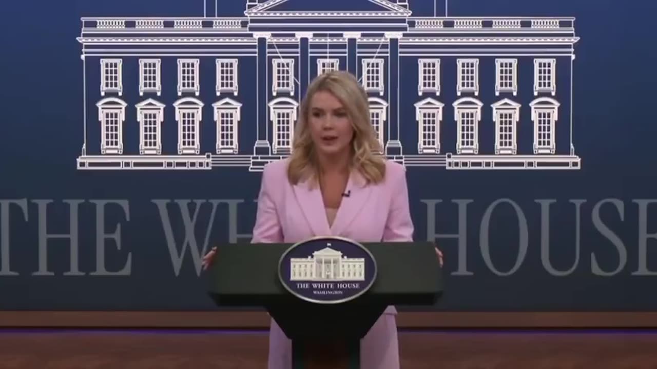 Sean Spicer Asks Karoline Leavitt Why Trump Is 'Rewarding' Outlets Who 'Express Disdain' For Him