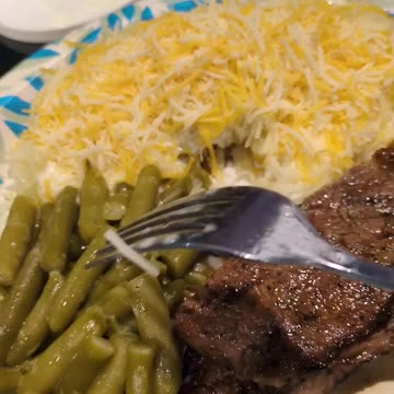 EATIN GOOD IN THE NEIGHBORHOOD #reallifetruckers #truckinlifestyle #trucking #reallifetrucker