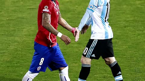 🎥 MESSI SORPRENDE A LA FAMILIA DE VIDAL ANTES DEL CHILE VS ARGENTINA ¡INSÓLITO MOMENTO EN EL HOTEL!