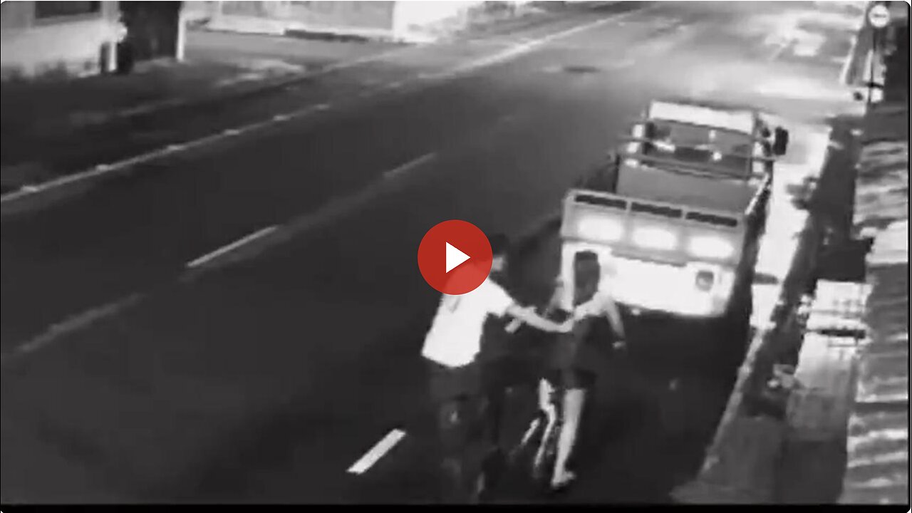 Dude mugs a lady and steals her purse. Karma kicks his butt.