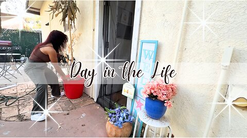 *NEW* DAY IN THE LIFE // Light Homemaking Day 💛 Fresh Patio & Kitchen Tidy + Solo Summer Dinner 🍽️