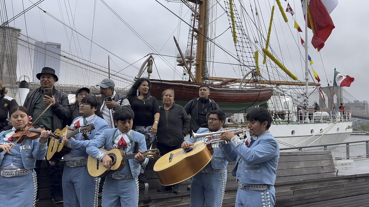 El buque Cuauhtémoc en New York
