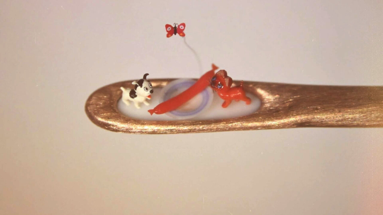 Crea microminiatura de un icónico dibujo soviético en el ojo de una aguja