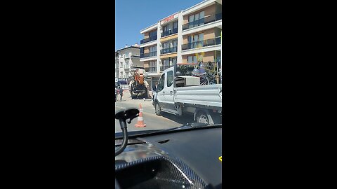 Bostancık caddesi siteler istikameti fireni tutmayan beton pompası elektrik direğine vurarak durdu
