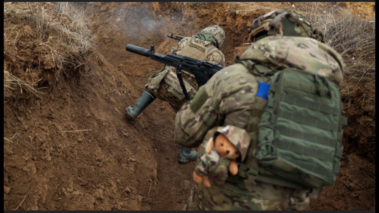 Ukrainian soldiers fight off Russians in battle