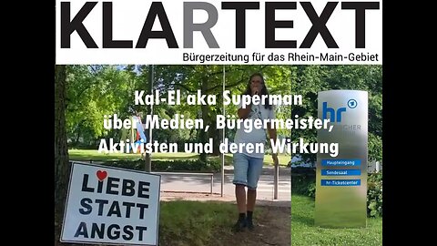 Kal-El aka Superman und Chris von KLARTEXT sprechen vor dem Haupteingang zum hessischen Rundfunk