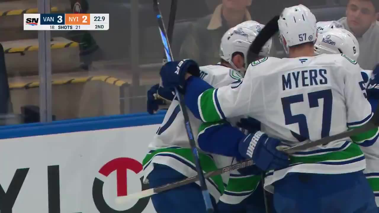 NHL - The @Canucks take the lead AGAIN! 💪