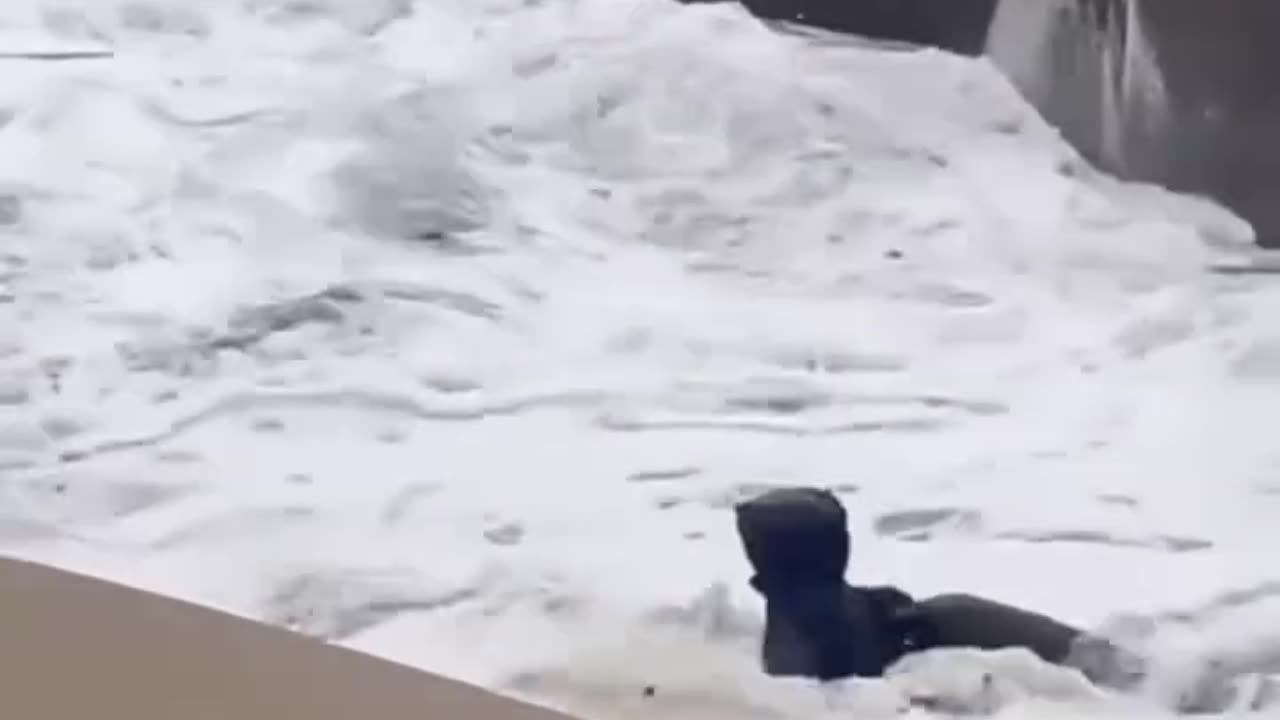 "Man Swept Away by High Tide – Narrow Escape! 😱🌊"