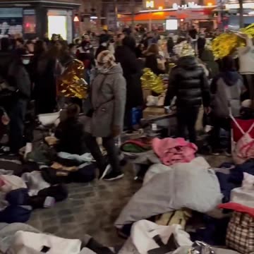 Migrants are now camping outside town hall in Paris demanding housing (1)